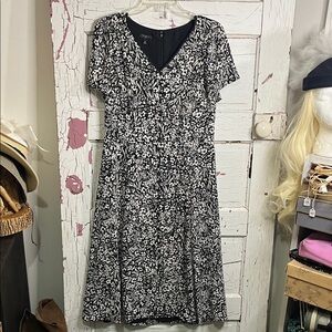 Talbots Black & Cream Patterned Midi Dress Zip back w/eyeHook Sz 6P Short Sleeve